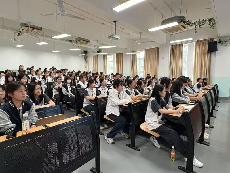 参会人左侧.jpg